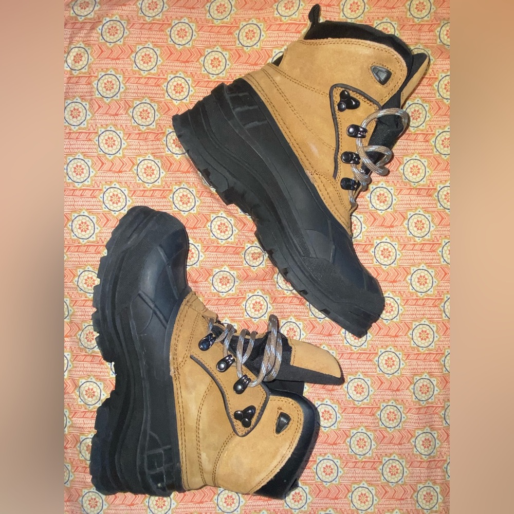 Coleman suede snow boots, size 9, NEW